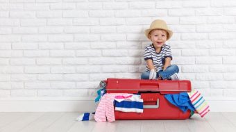 Voyage avec bébé : Quoi mettre dans la valise cabine ?