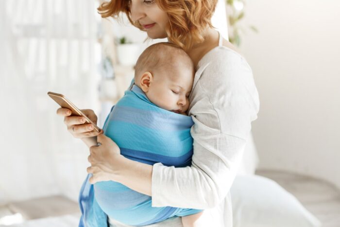 Écharpes de portage et porte bébé en tissu. 