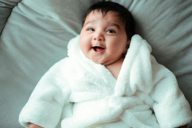 bébé dans son pegnoir